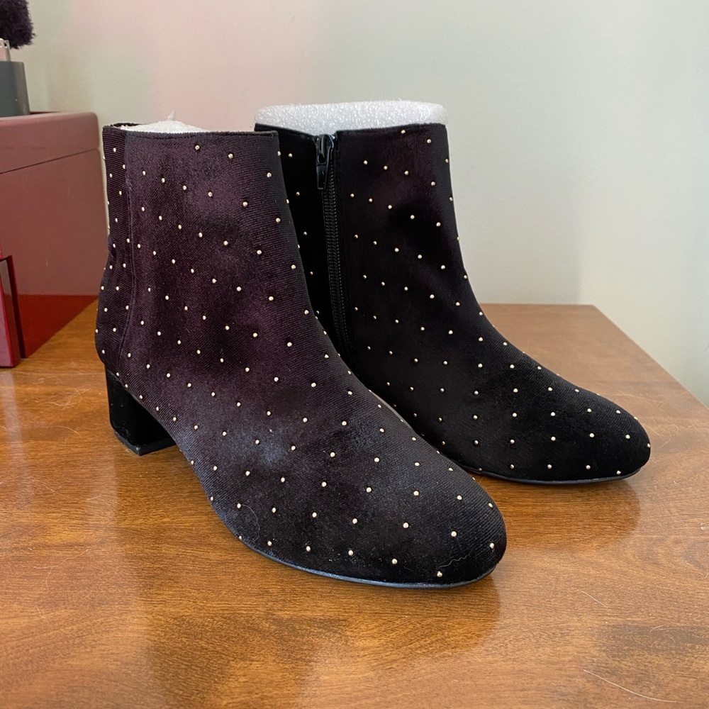 Stuffed block heel velvet booties